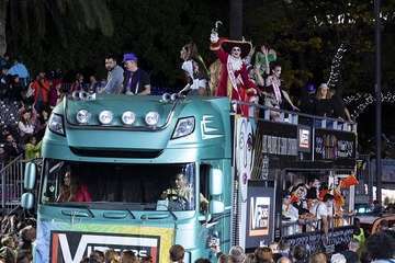  Telde disfruta con el pasacalle de los protagonistas del Carnaval de 'Studio 54'/Lpacarnaval.